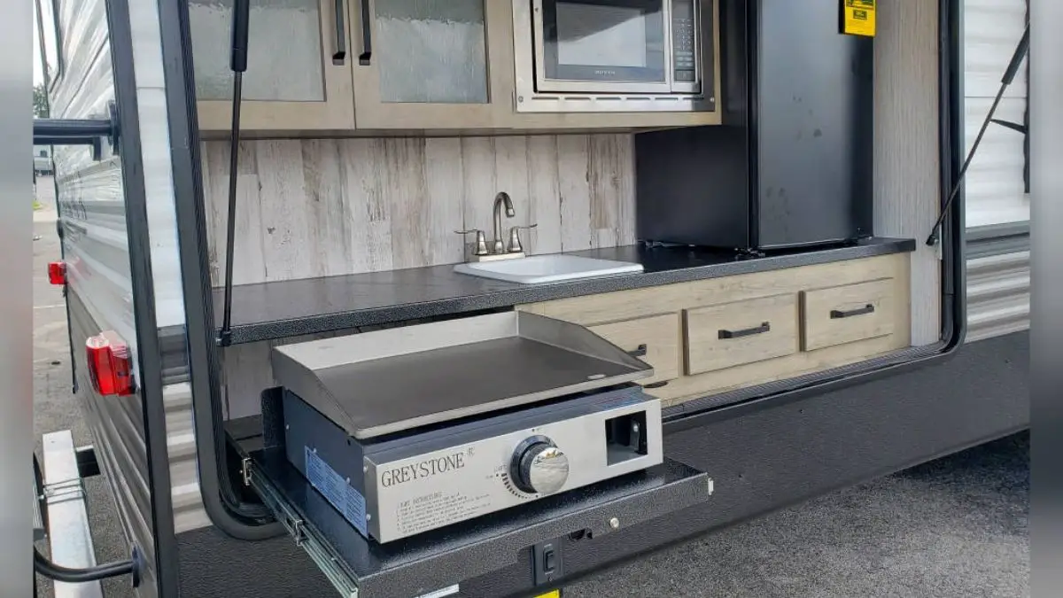 11 Trailers With Amazing Outdoor Kitchens