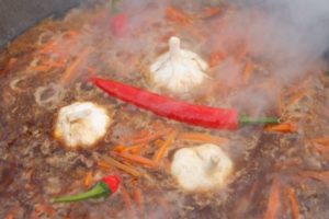 using-garlic-spice-in-your-camping-meal-recipe 3