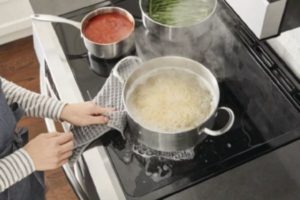 Spill-Liquid-Food-On-Your-Induction-Cooktop 3