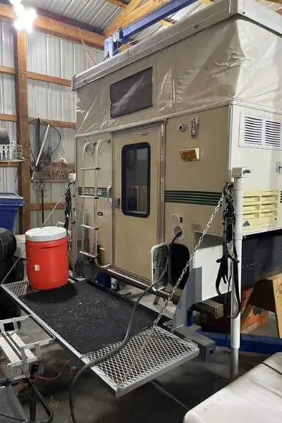 Do Slide-In Truck Campers Have Bathrooms? 4
