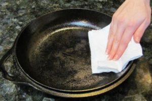 Wiping-out-your-cast-iron-cookware 3