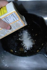 cleaning-Burnt-Cast-Iron-Pan 3