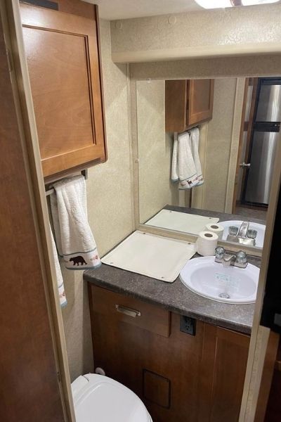 Do Slide-In Truck Campers Have Bathrooms? 5